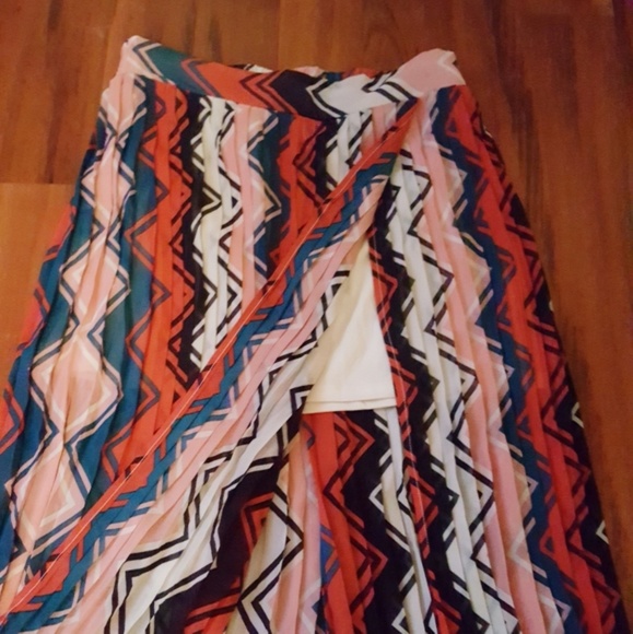 Sheer multi-color pleated maxi skirt - Picture 2 of 3